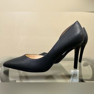 NEVER WORN Nine West Black Pumps